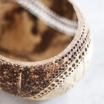 Lysestage af kokosnød m. håndlavet mønster – Maya Boliginteriør 9