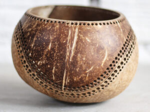 Lysestage af kokosnød m. håndlavet mønster – Maya Boliginteriør