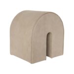 KRISTINA DAM STUDIO Curved puf - taupe anilinlæder og MDF (42x36)